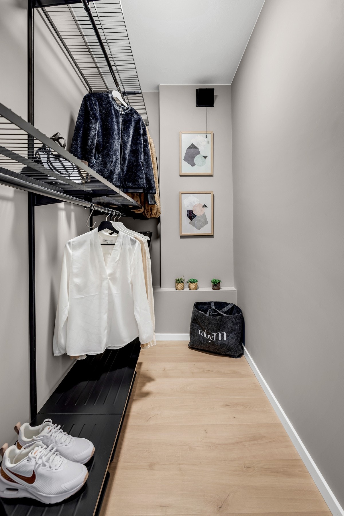 Meget praktisk walk-in closet med inngang fra entréen Galleribilde