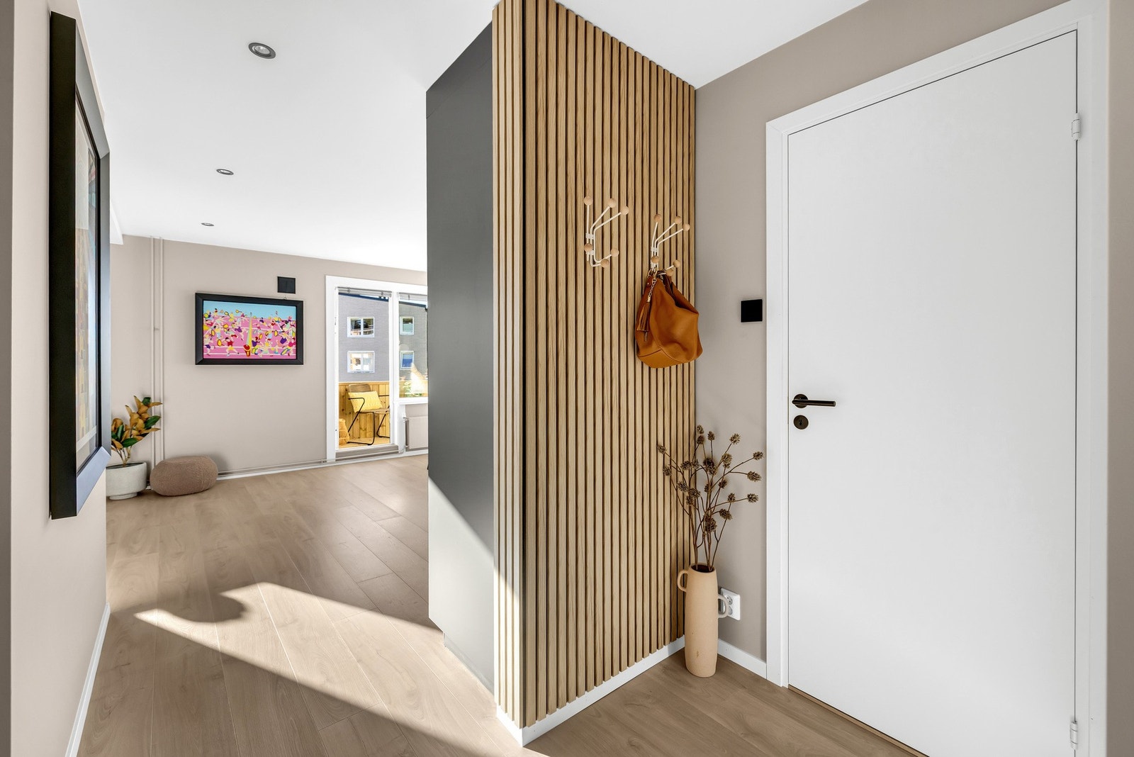 Fra entréen er det inngang til walk-in closet Galleribilde