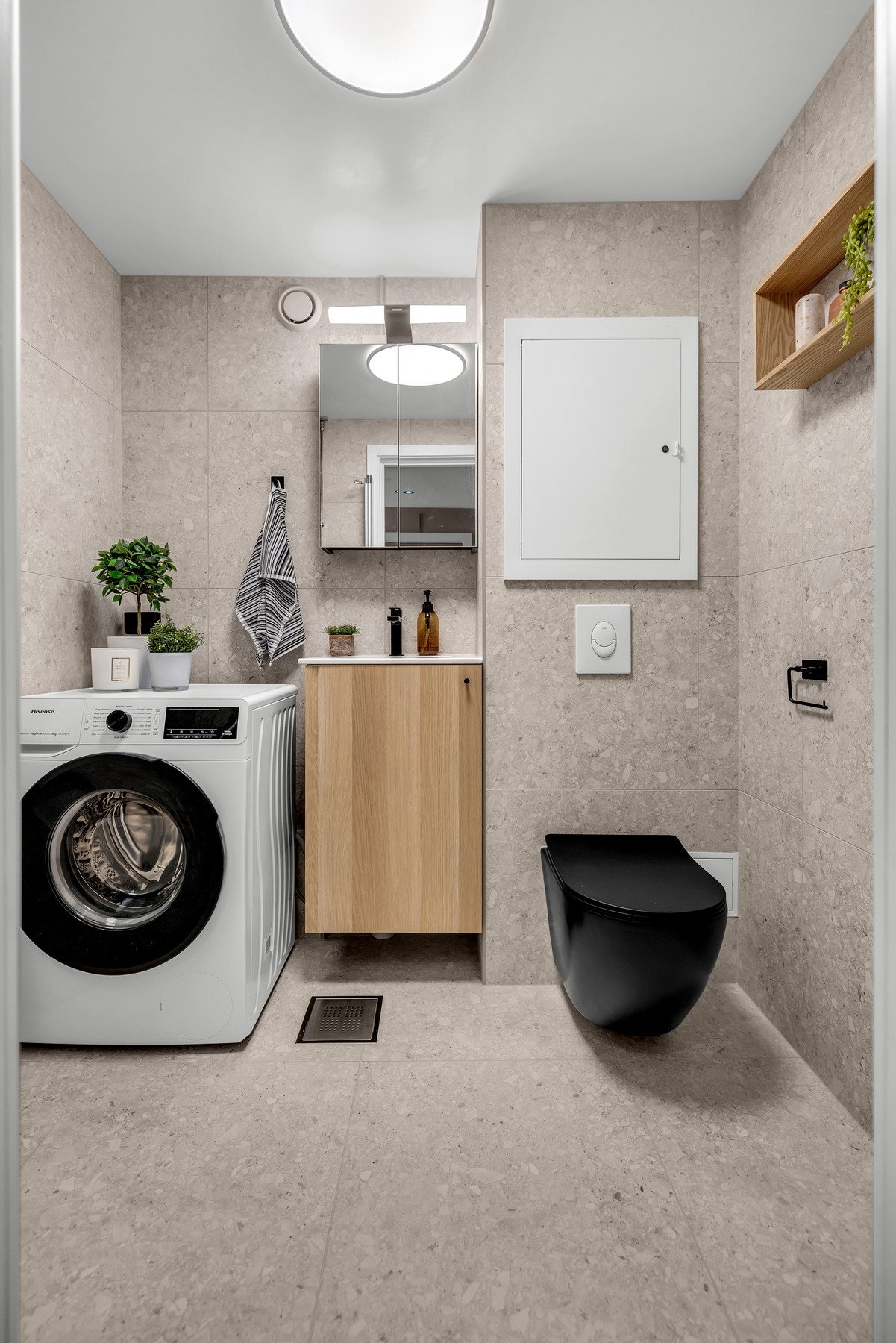 Lekkert bad med vannbåren gulvvarme, vegghengt toalett og opplegg til vaskemaskin. Galleribilde