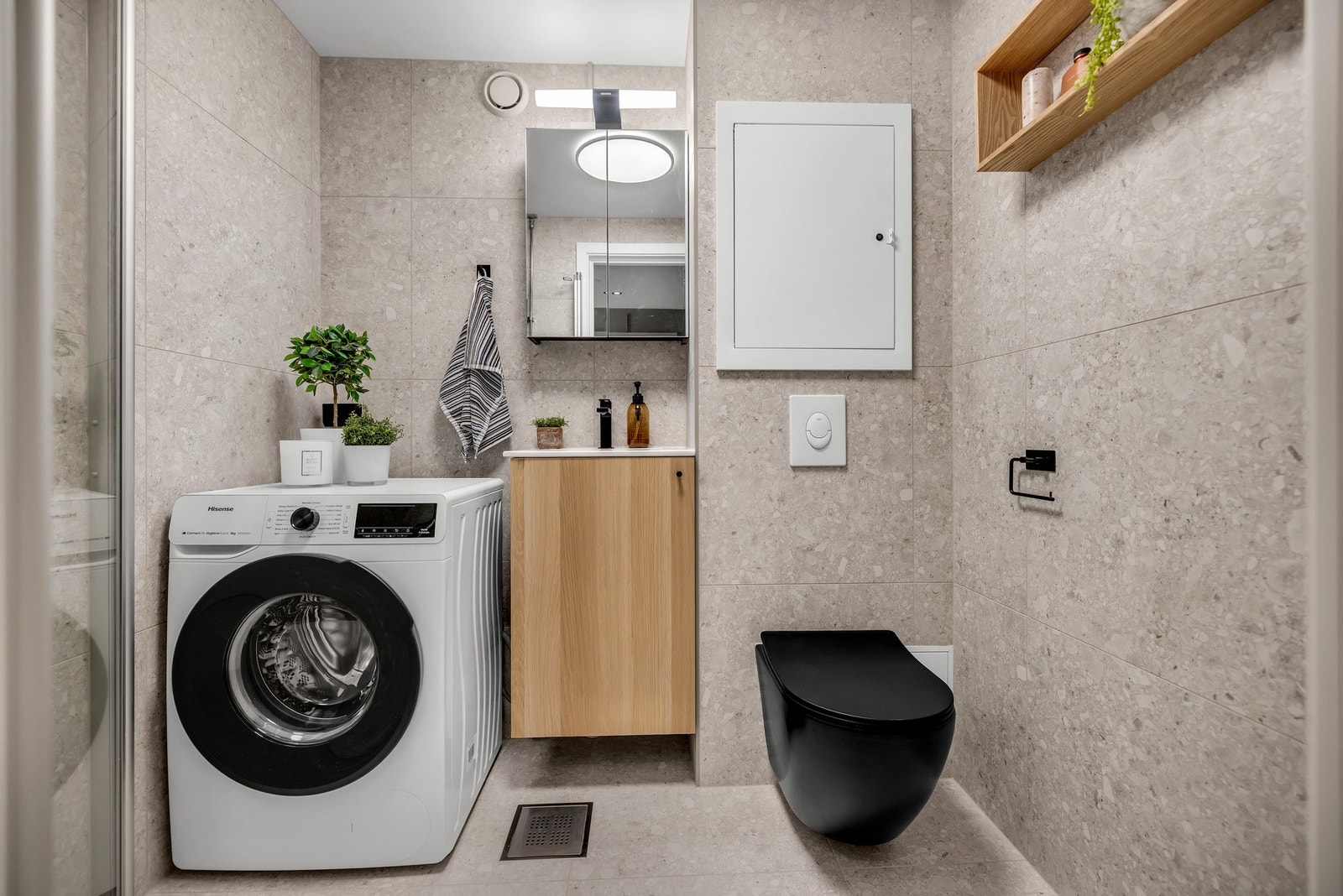 Lekkert bad med nye fliser og innredning i 2025 Galleribilde