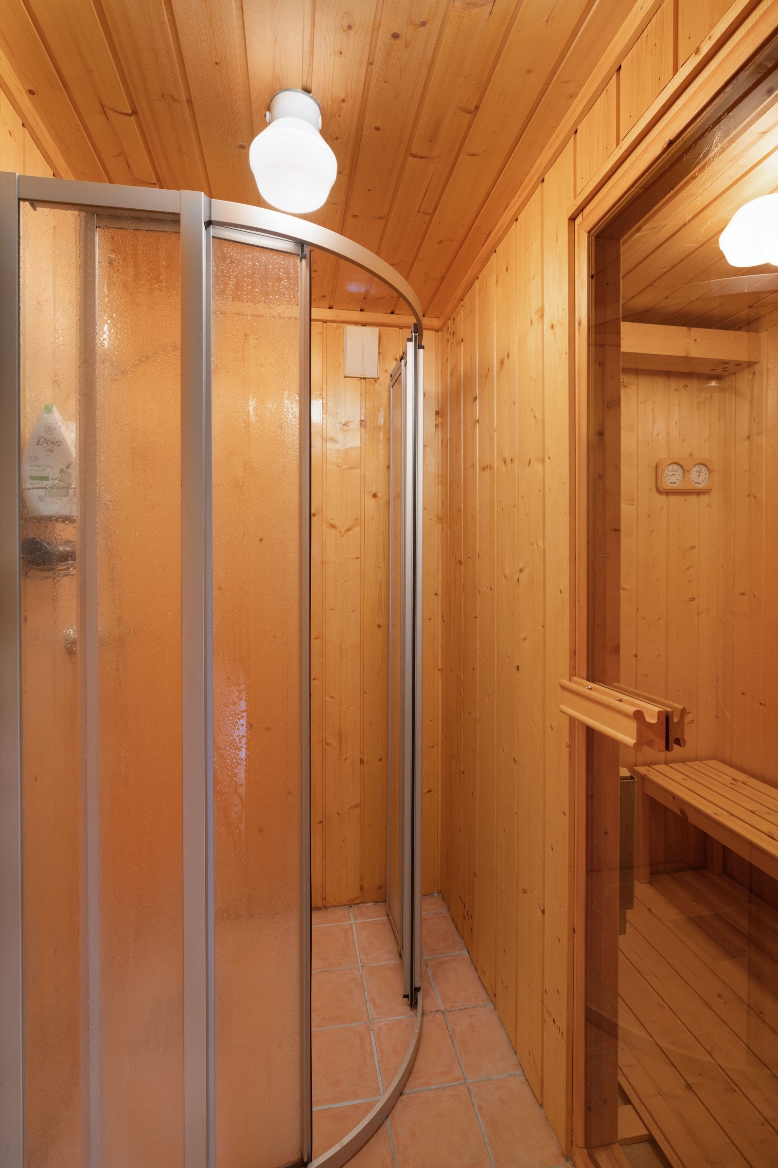 Dusjrom med direkte tilgang til badstue. Galleribilde