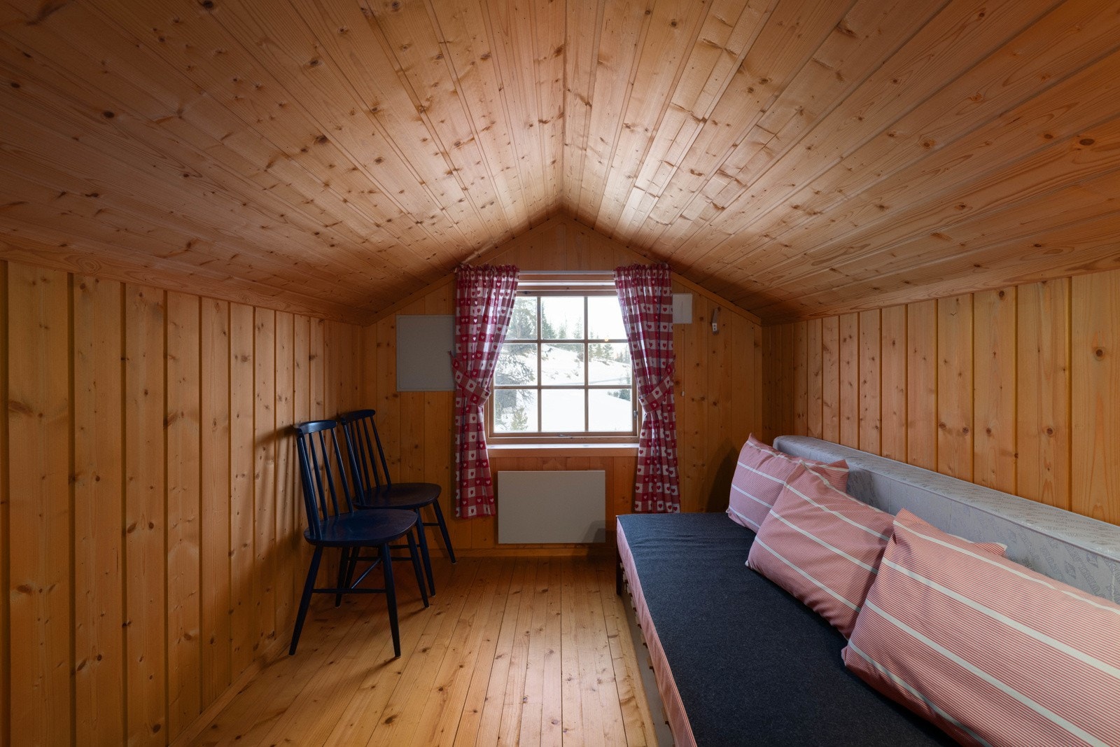 Bak peisoven går trappen opp til hemsen. Hemsen har et disponibelt gulvareal på 15 kvm, som selger har innredet med soveplasser. Galleribilde