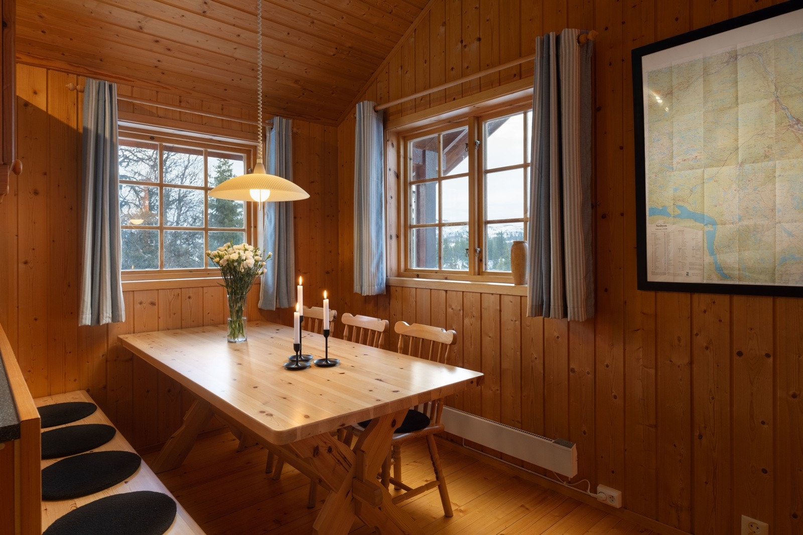 Spisestuen får en naturlig plassering på andre siden av kjøkkenbenken. Galleribilde