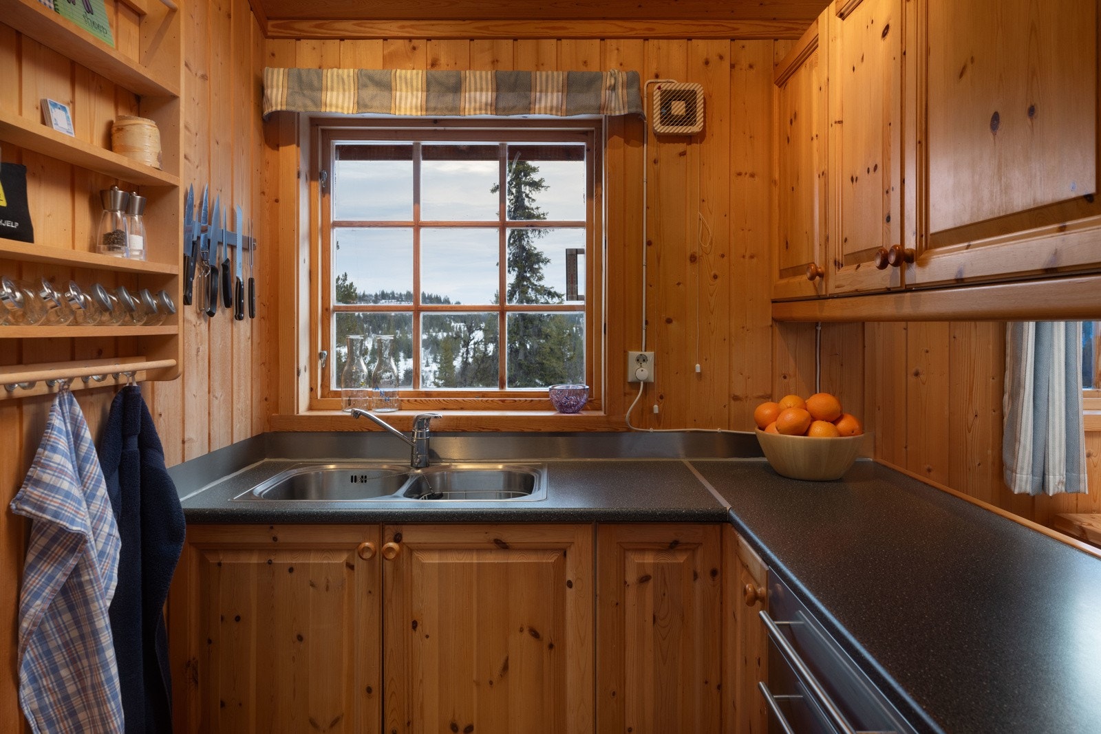 Her er det godt med benkeplass og skapplass i over- og underskap, samt skuffeløsning. Kjøkkenet har også en praktisk kjøkkenbar mot spisestuen. Galleribilde