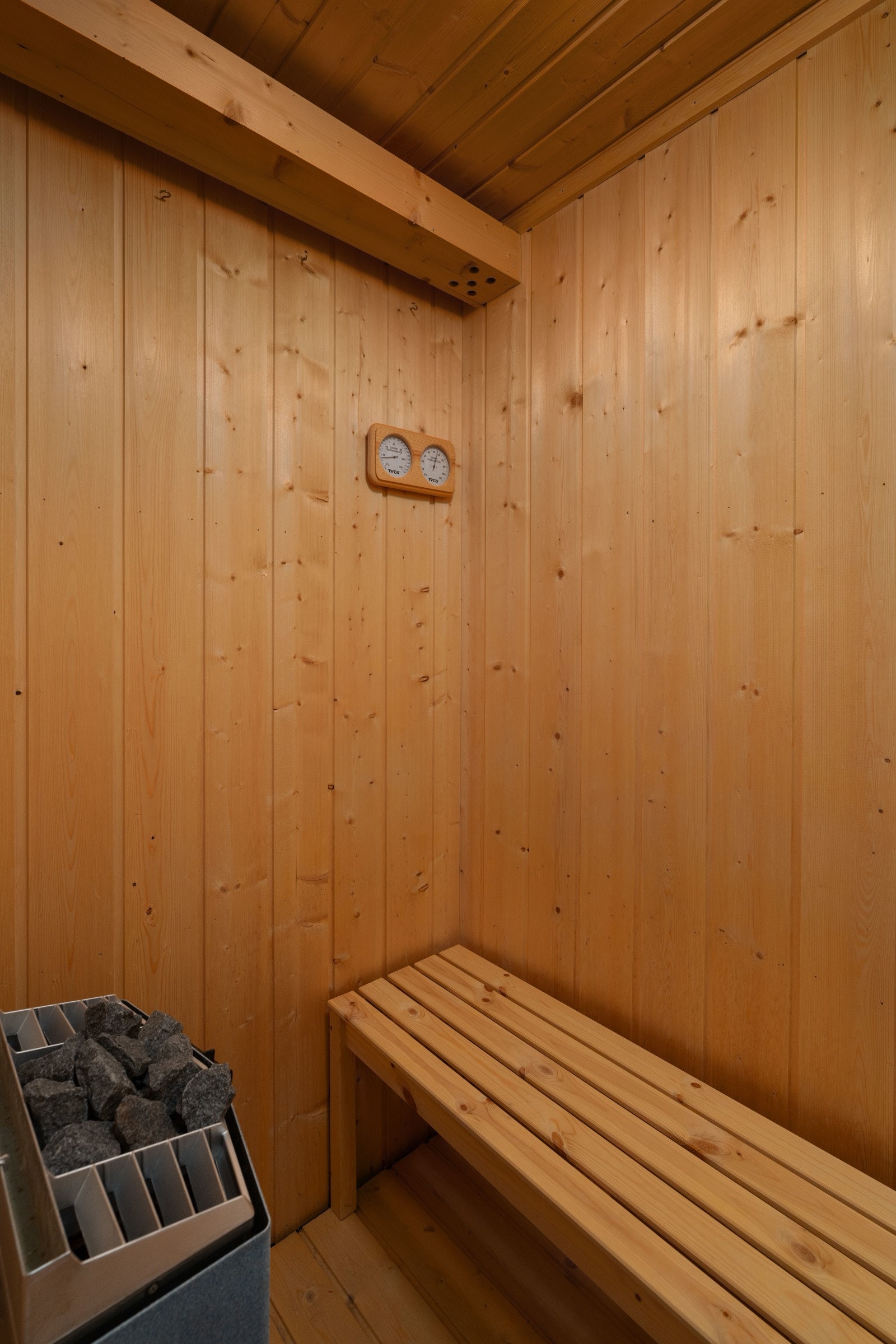 Badstuen er utstyrt med to badstuebenker og en klassisk elektrisk badstueovn. Galleribilde