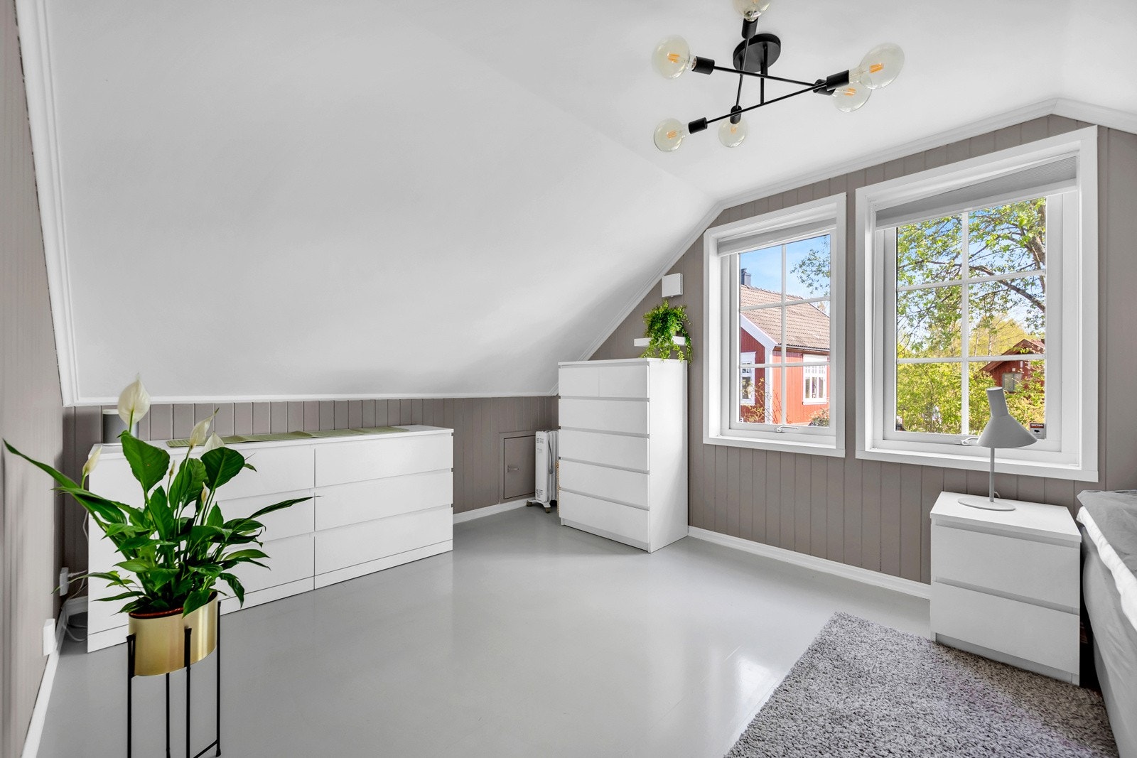 Stort hovedsoverom med walk-in-closet Galleribilde