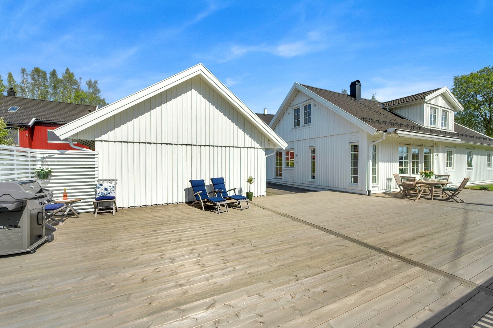 Stor solrik hageplatting med utsikt Galleribilde