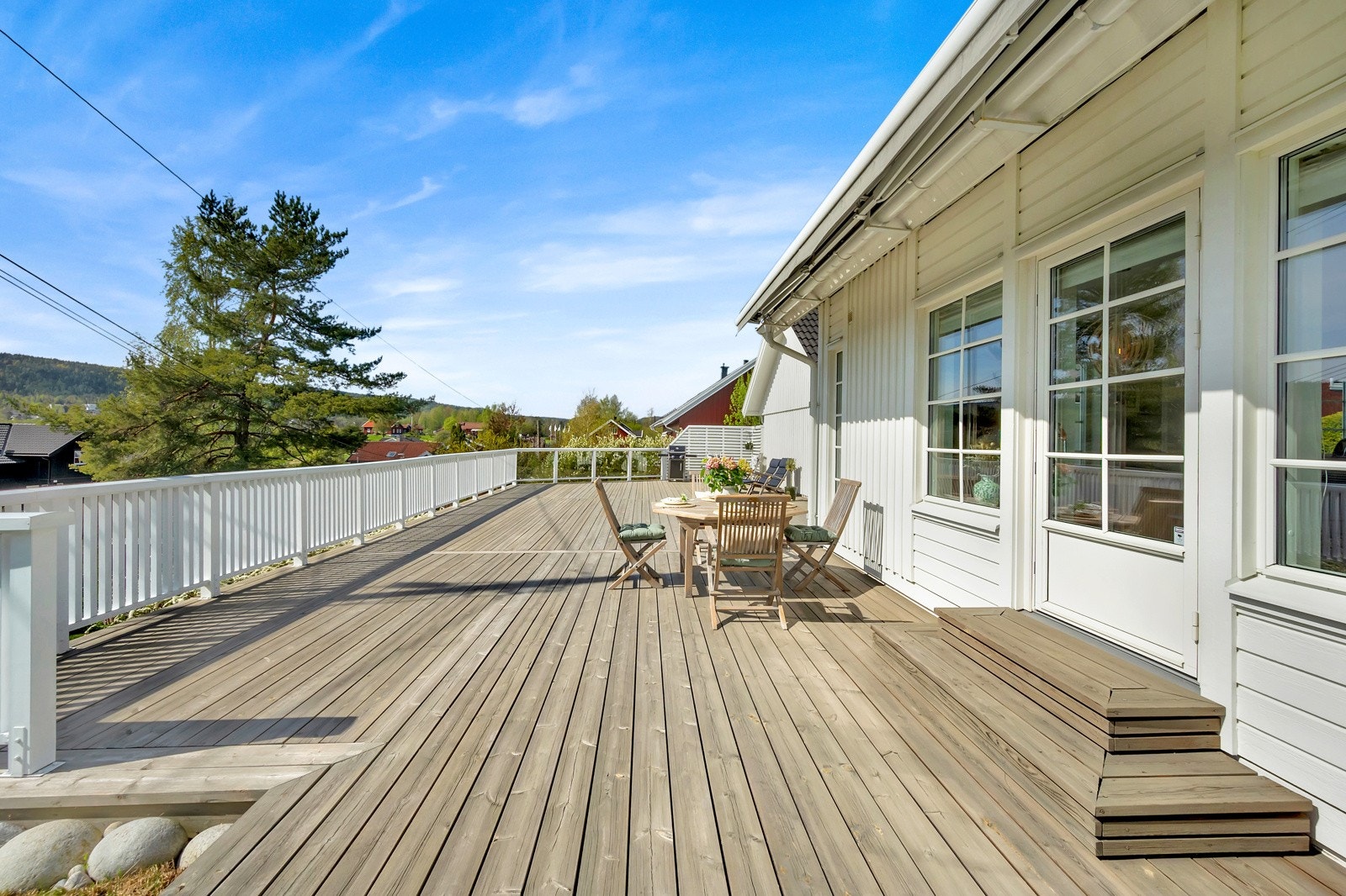 Enorme uteområder med platting Galleribilde