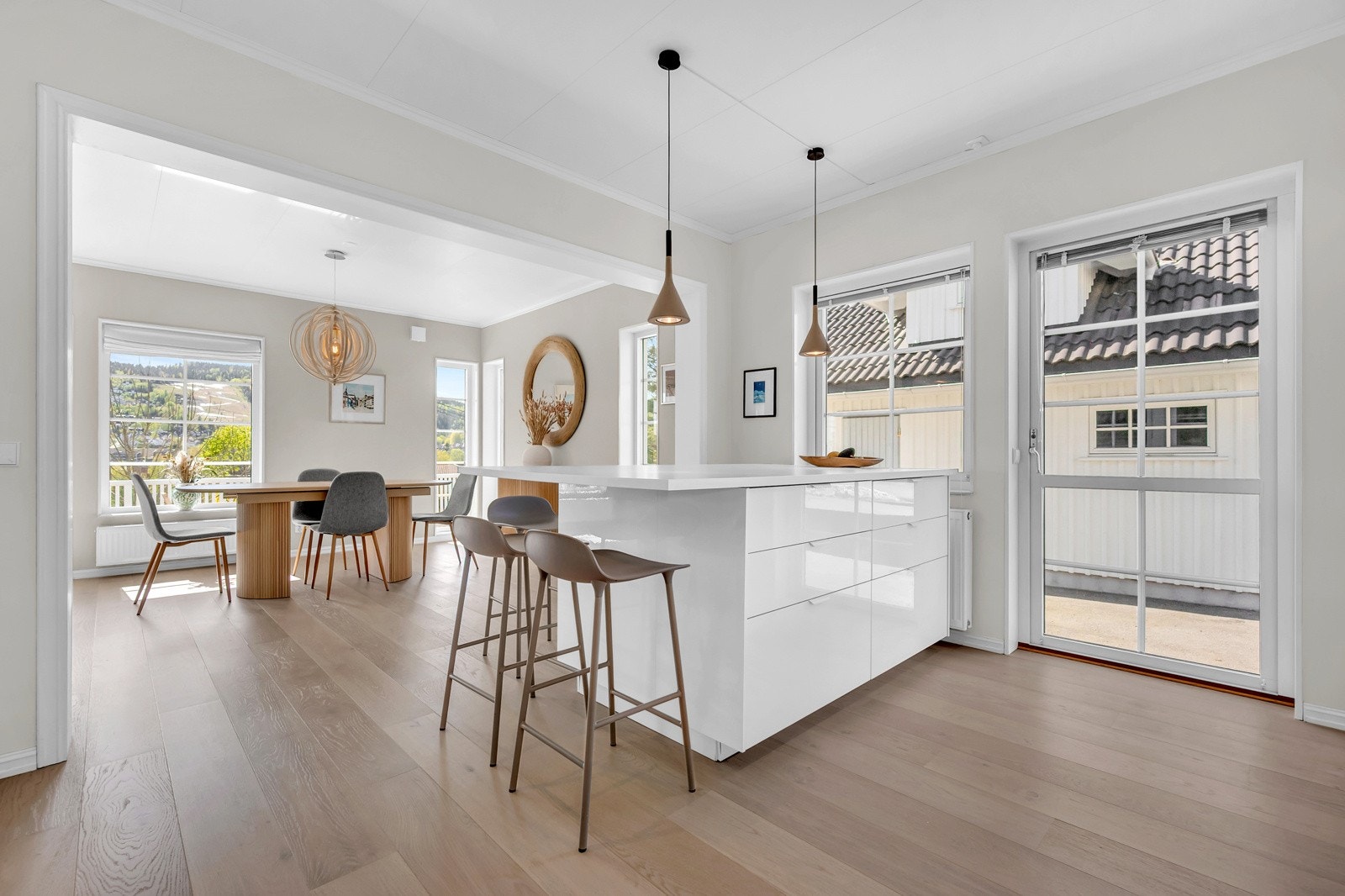 Utgang til terrasse fra kjøkken Galleribilde