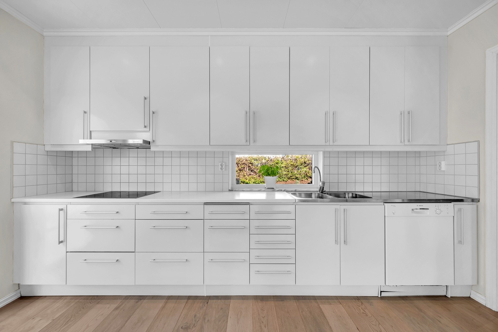 Stort og lyst kjøkken med masse skapplass Galleribilde