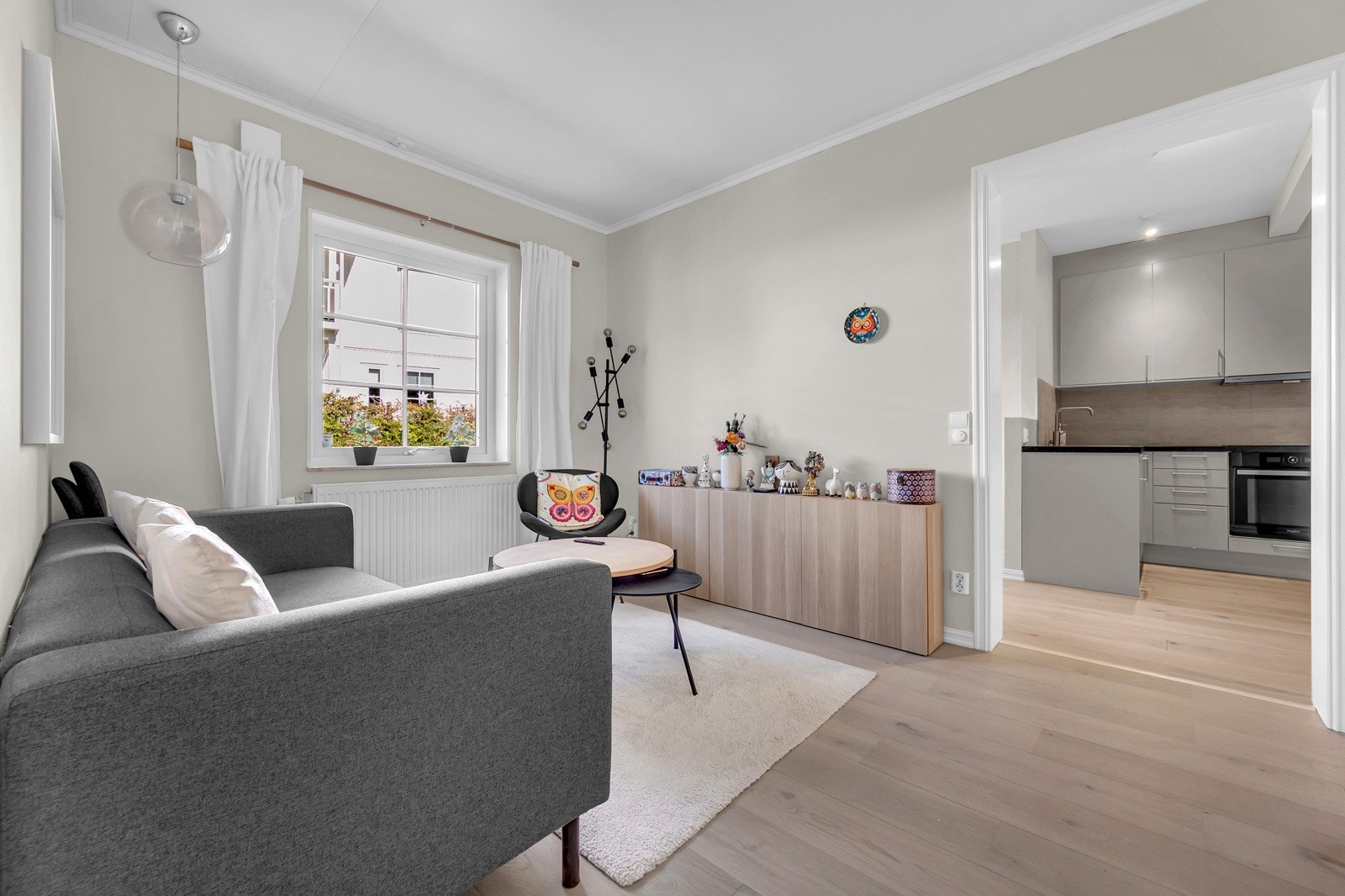 Romslig stue, kjøkken og stort baderom Galleribilde