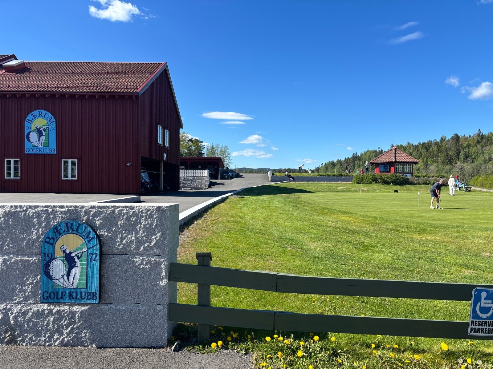 Klubbhuset og Hull 1 på Bærum Golfklubb Galleribilde