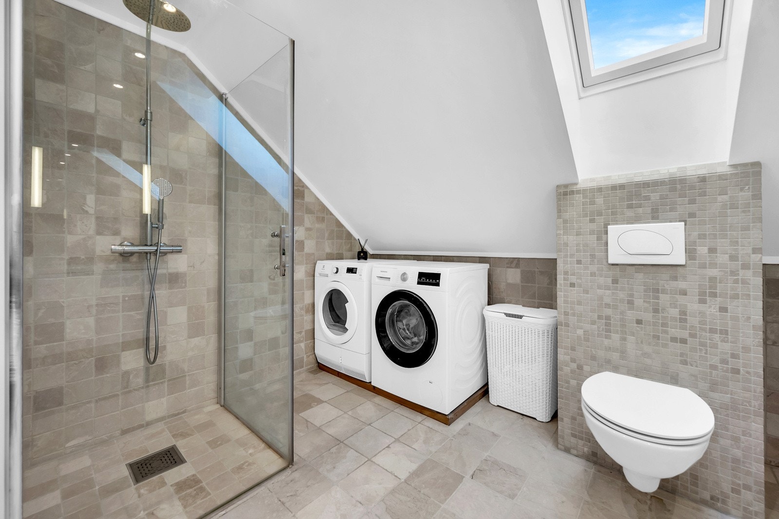 Med innglasset dusjhjørne og opplegg for vaskemaskin Galleribilde