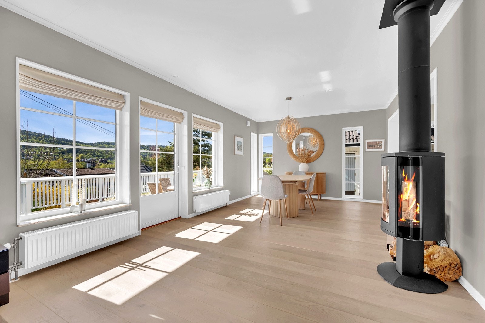 Store vindusflater og riklig med naturlig lys Galleribilde