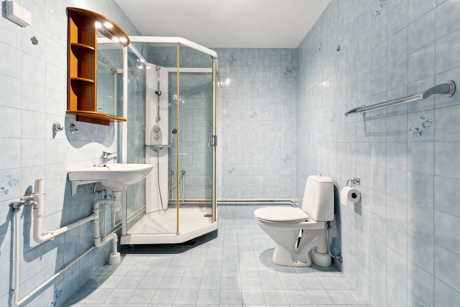 Stort, flislagt bad.
Det er opplegg for vaskemaskin og strømuttak for tørketrommel. Galleribilde