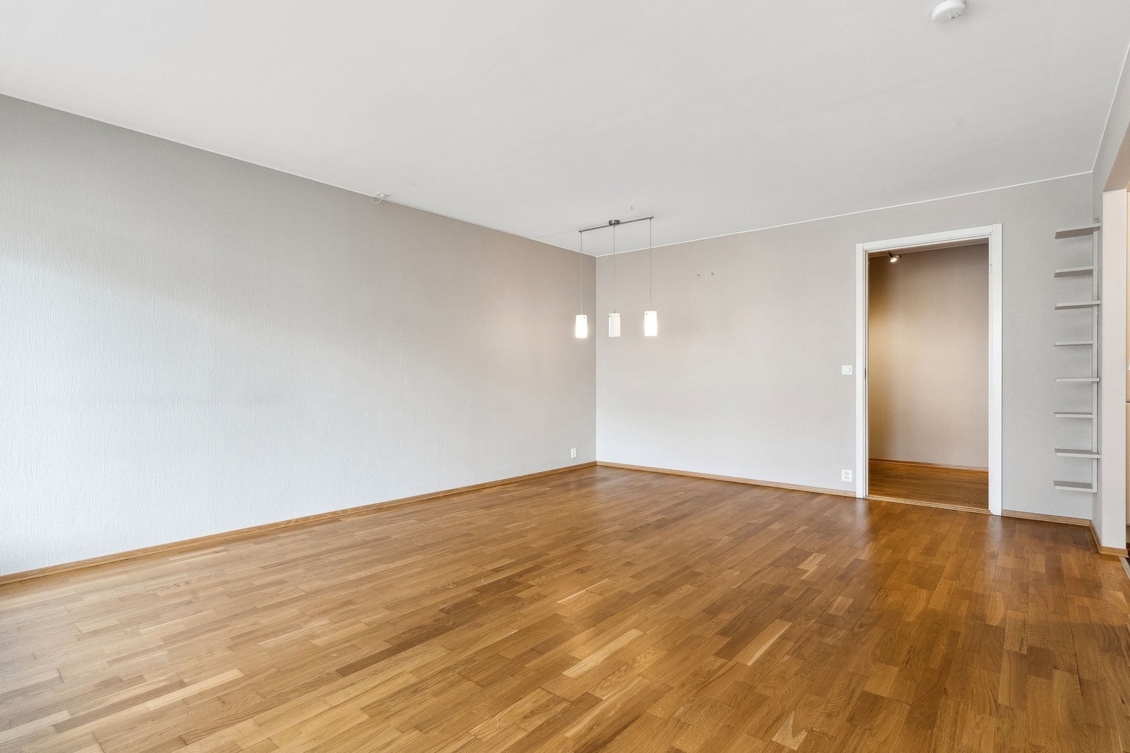 Stuen er av god størrelse med plass til stort spisebord og sofagruppe Galleribilde