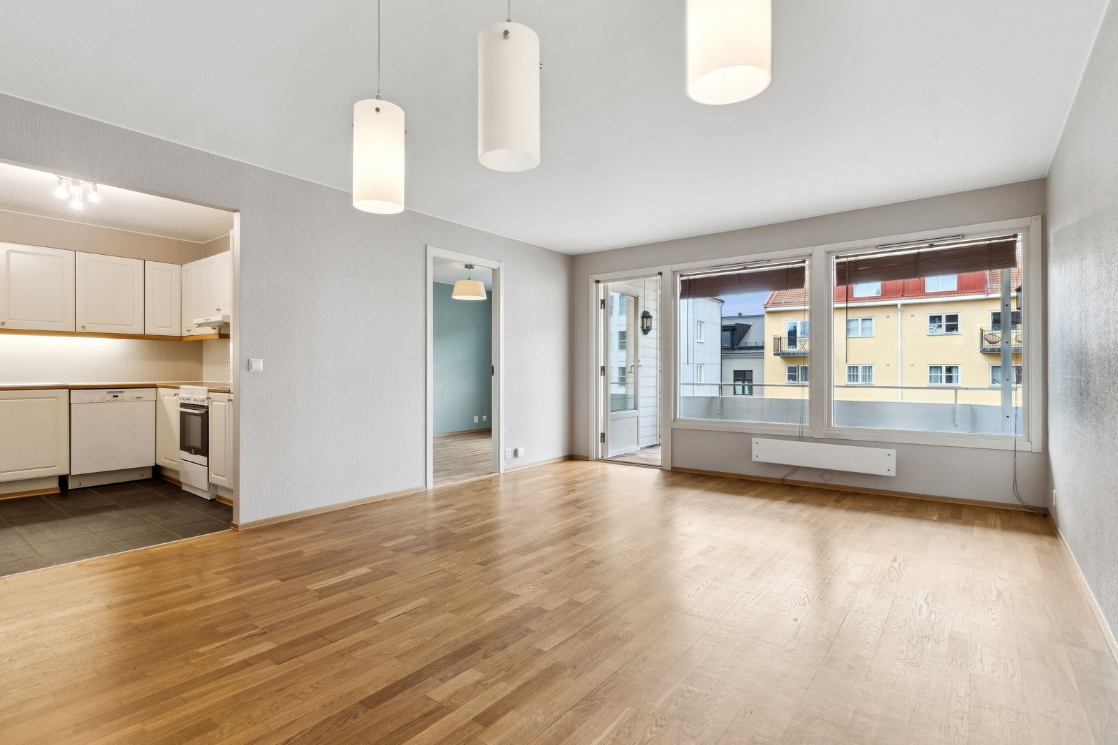 Stue med delvis åpen løsning til kjøkken Galleribilde