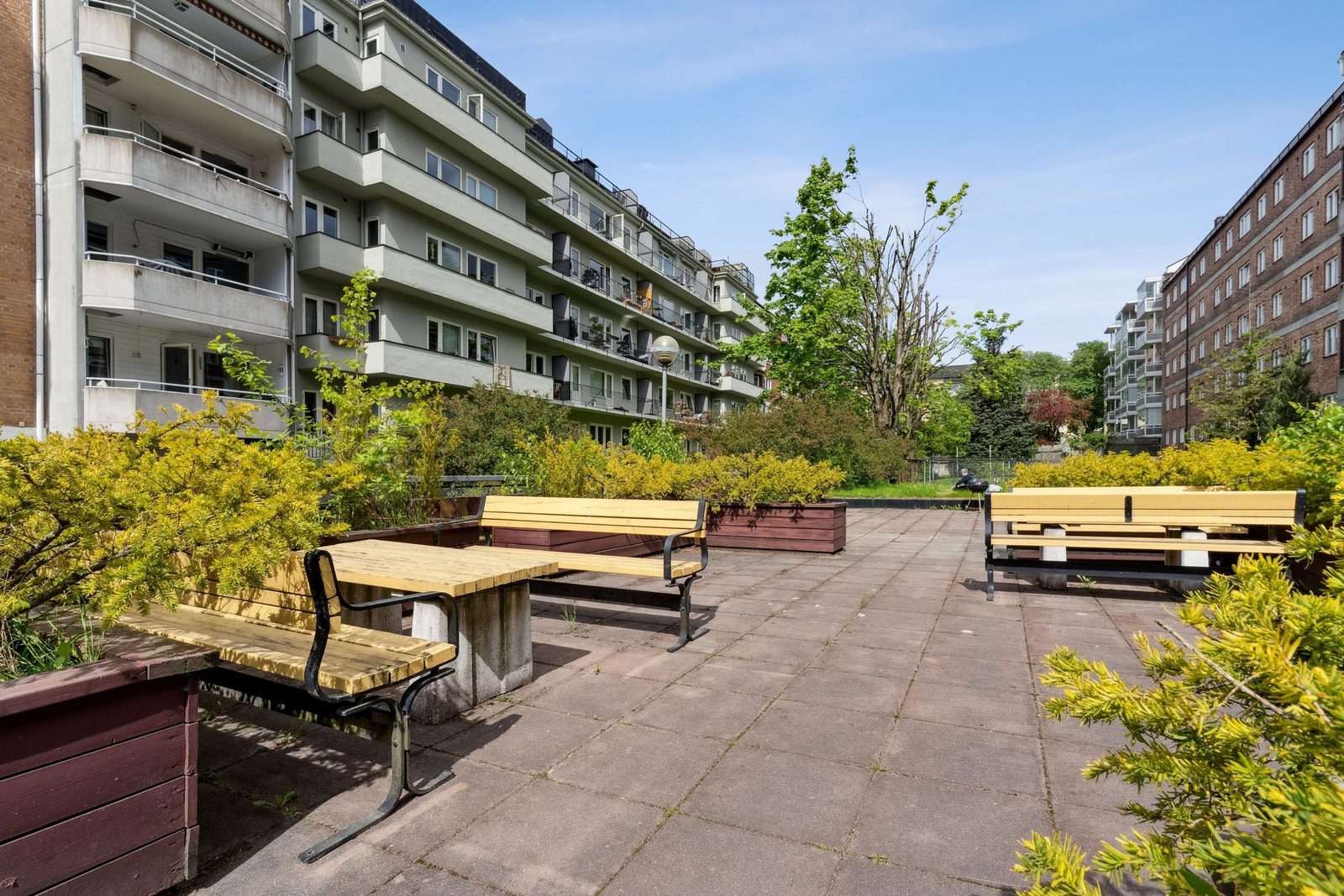 Pent opparbeidet bakgård, avstengt fra gate Galleribilde