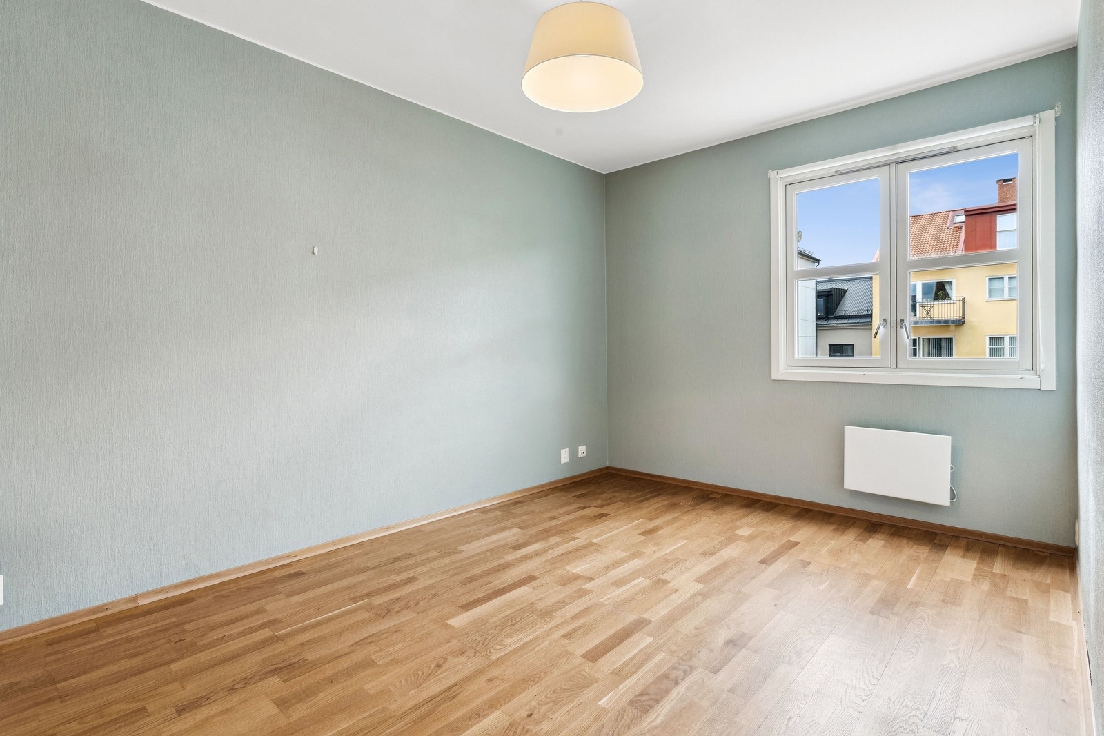 Soverommet er også av god størrelse med vindu mot rolig bakgård Galleribilde