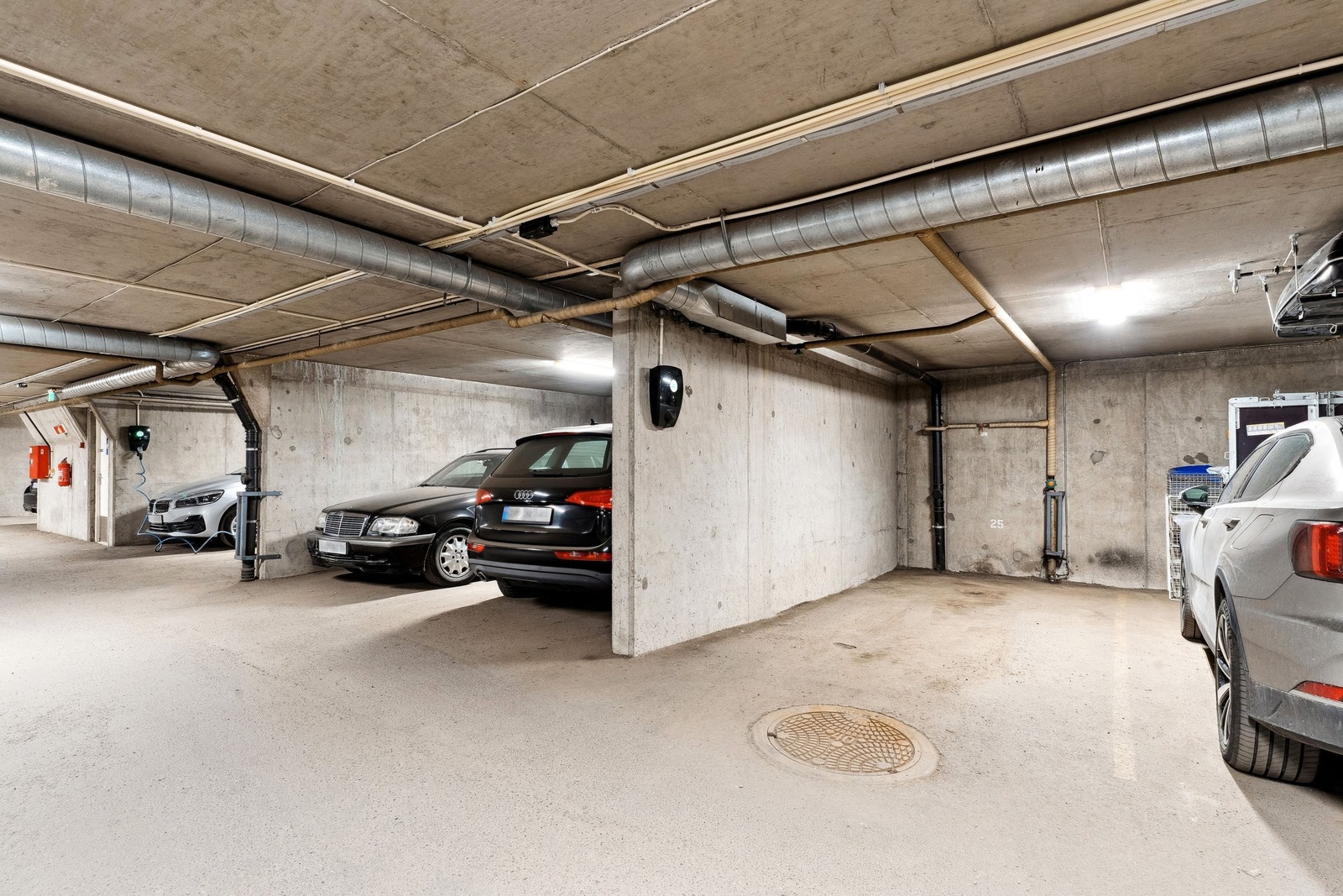 Tilhørende parkeringsplass i garasje med innstallert el-billader Galleribilde