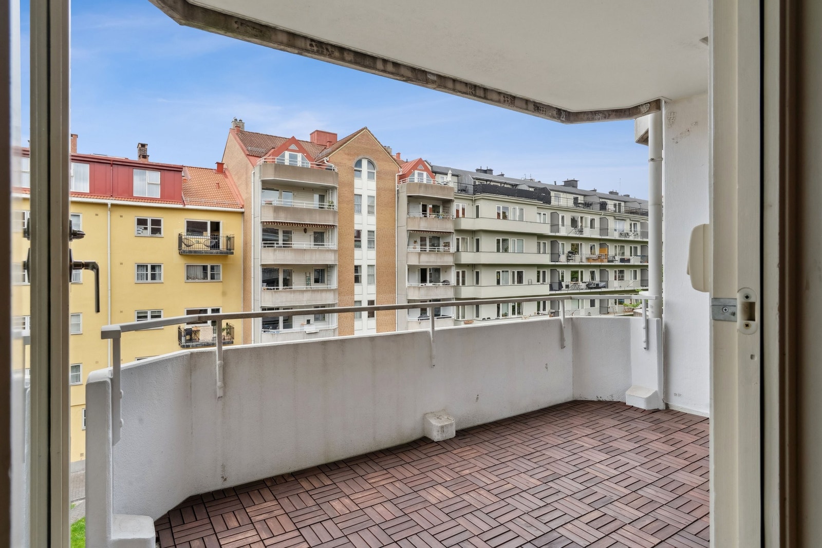 Romslig balkong på ca 8 kvm. med ettermiddagssol. Pent tre-dekke med åpning til rømningsvei. Galleribilde