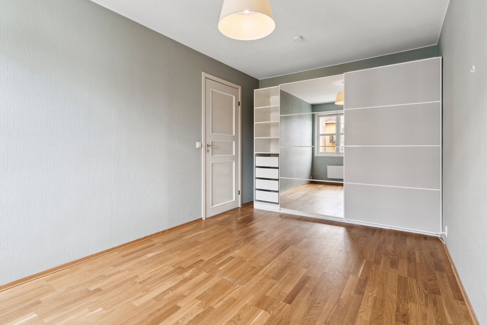 Skyvedørsgarderobe av nyere dato med god plass til oppbevaring Galleribilde