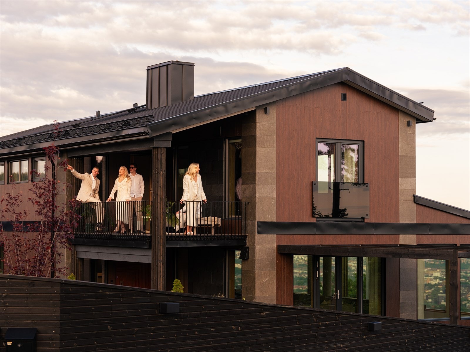 Fra huset nytes vidstrakt utsikt og magiske lysforhold. Galleribilde