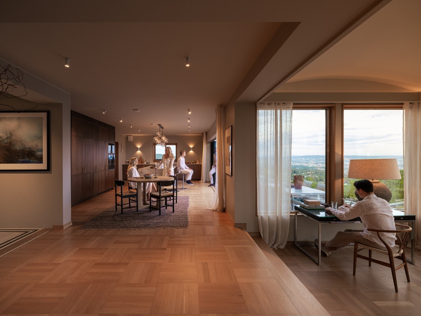 Fra kjøkkenet flyter rommet i åpen løsning inn mot en innbydende stue med god takhøyde. Galleribilde