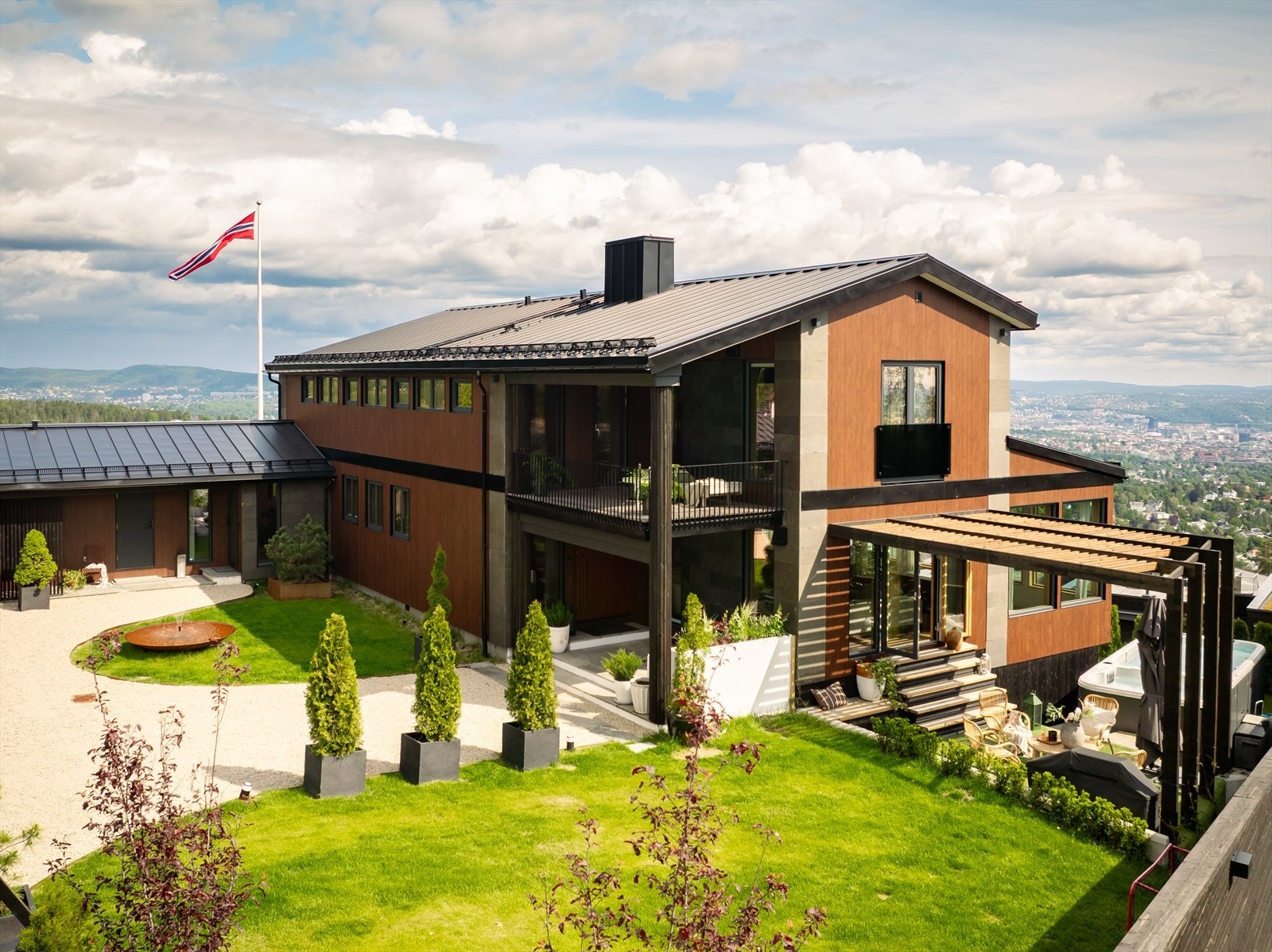 Det er to trappeløp i boligen som åpner opp muligheten for intern heis. Galleribilde