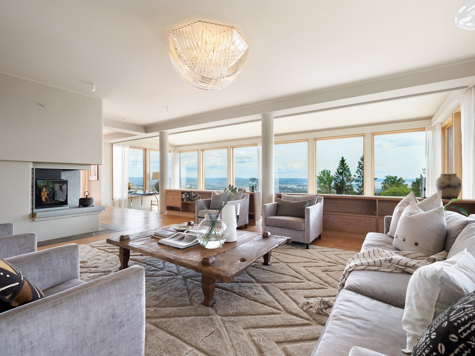 Gjennomgående er boligen utsmykket med lamper fra eksklusive Eichholtz. Galleribilde