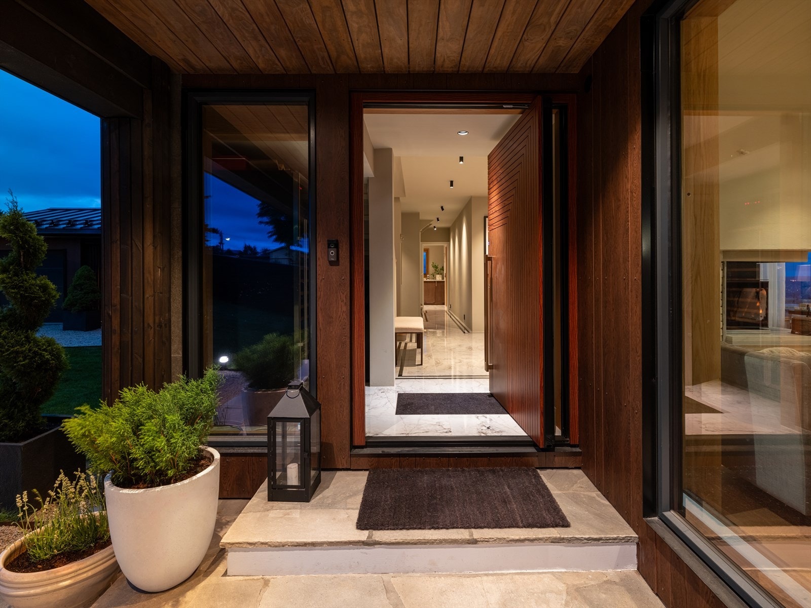 Gjennom alléen blir en møtt av en stor og innbydende entré som gir et umiddelbart godt førsteinntrykk. Galleribilde