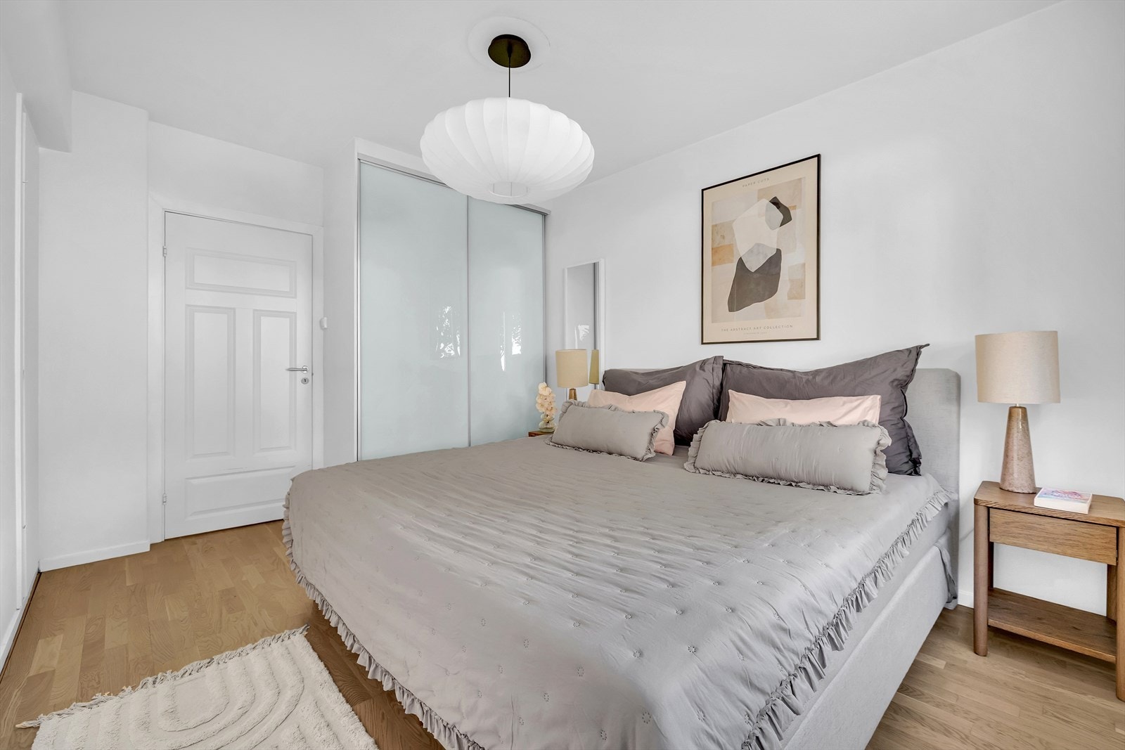 Inkludert skyvedørsgarderobe og god oppbevaringsplass Galleribilde