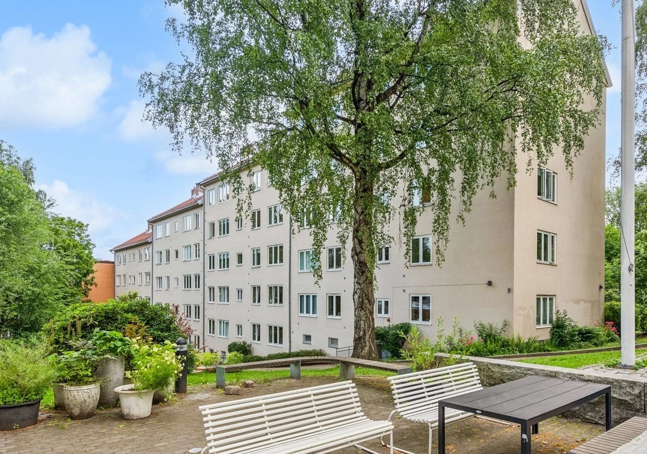 Borettslaget har store fine felles grøntområder med flere sittegrupper Galleribilde