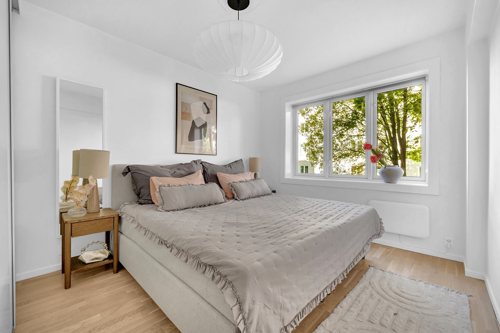 Stort soverom med utsyn mot grønne omgivelser Galleribilde