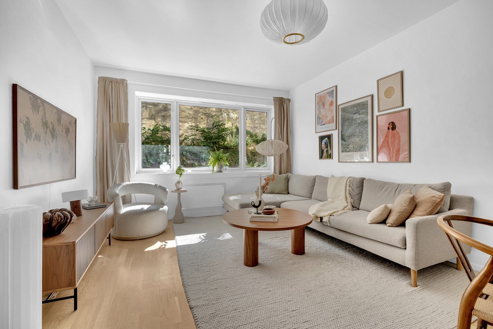 Innbydende stue med store vindusflater Galleribilde