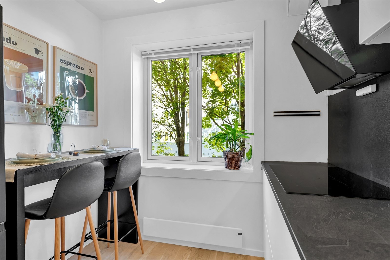 Hyggelig frokostplass ved vinduet Galleribilde