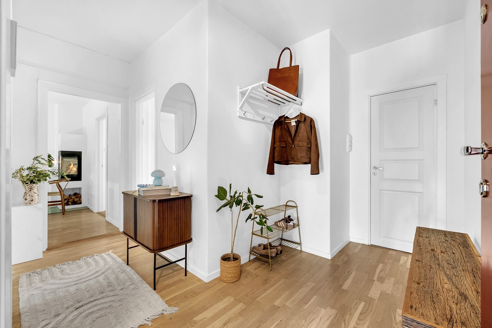 Velkommen inn! Lys og romslig entré Galleribilde