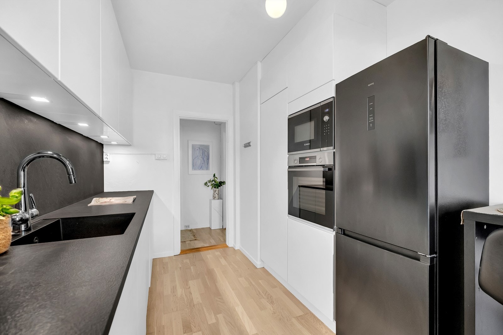 Kjøkkenet byr på god skapplass og integrerte løsninger Galleribilde