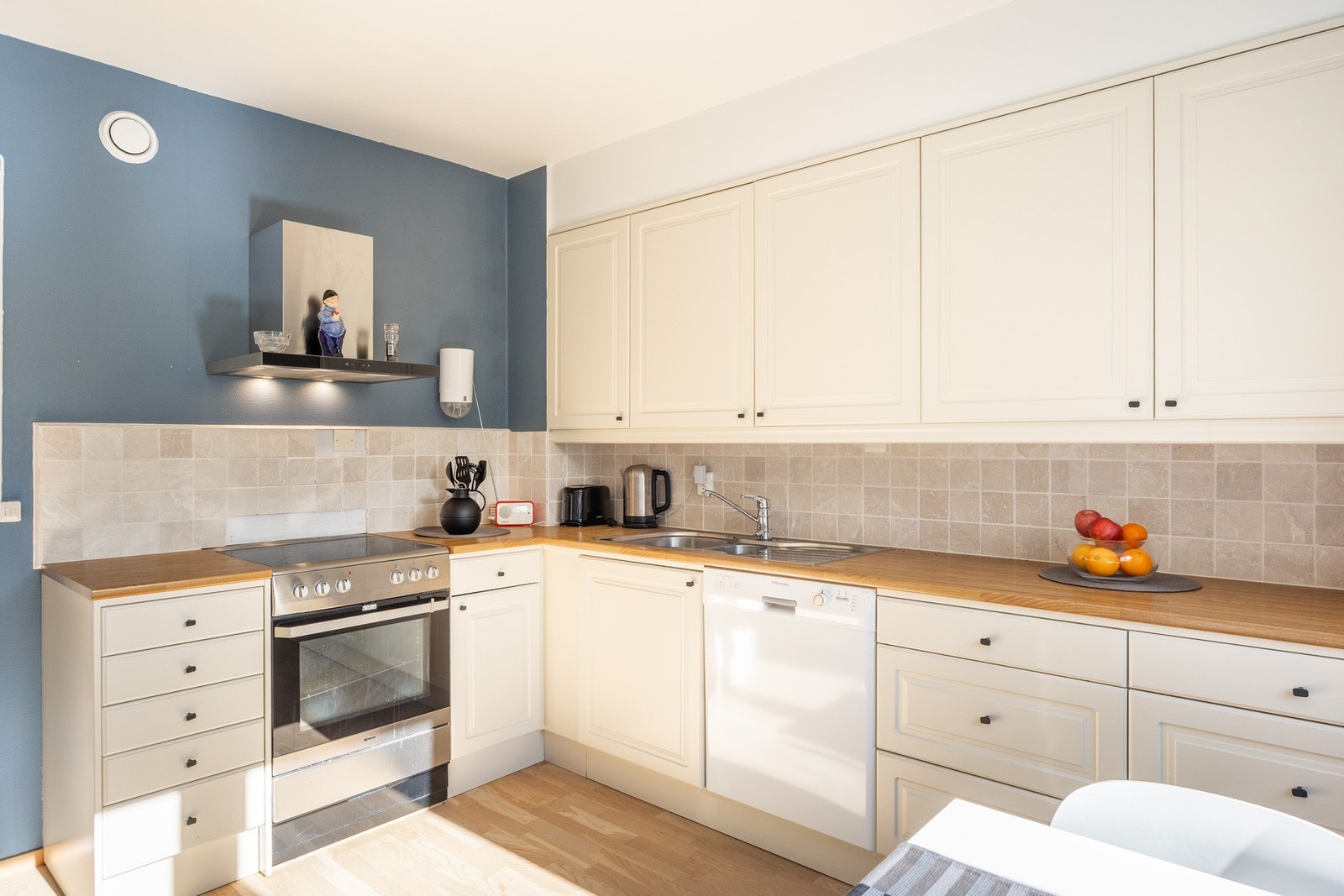 Praktisk separat kjøkken med en fin kombinasjon av skap- og benkeplass. Galleribilde