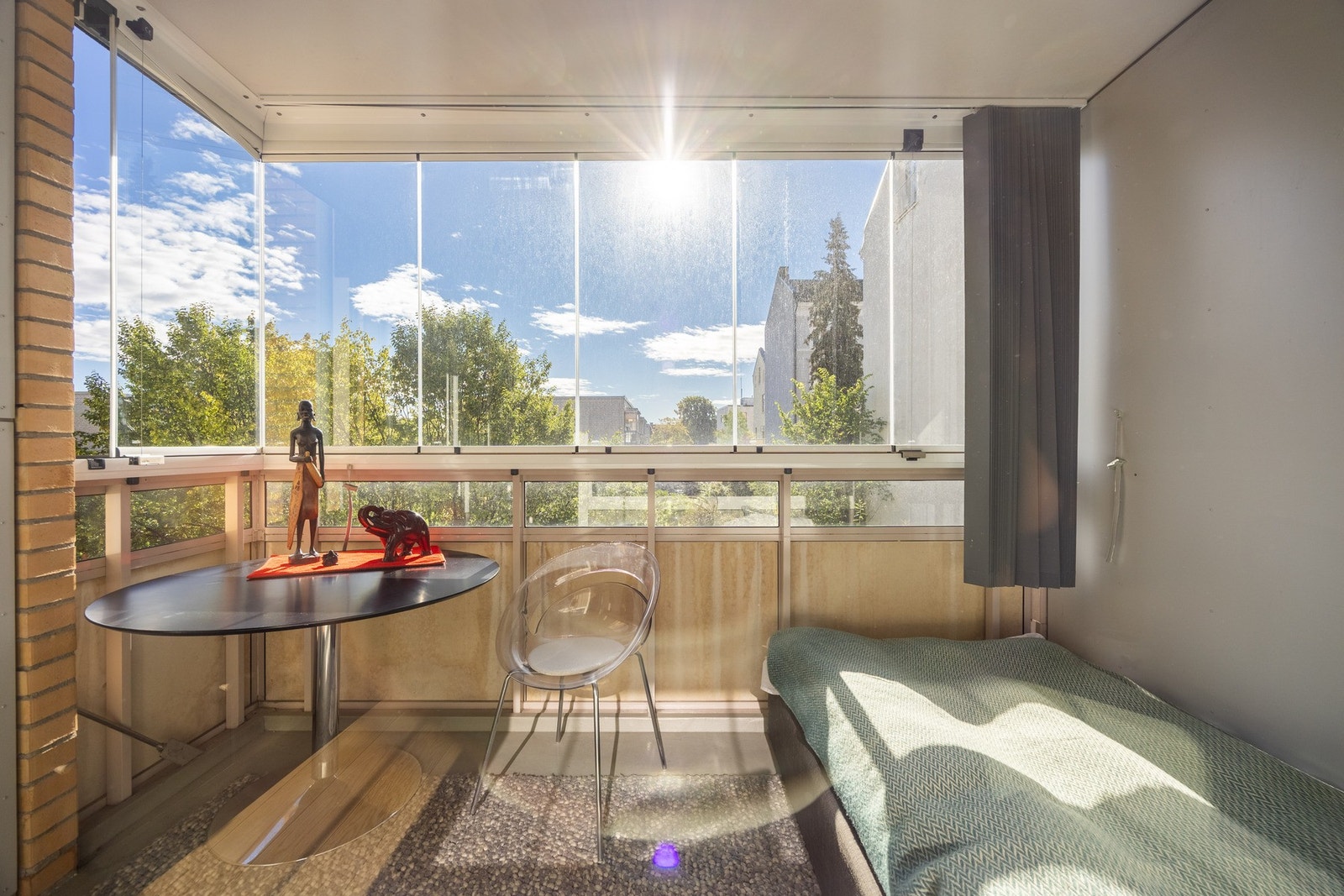 Leiligheten har en stor innglasset balkong, og vender i sin helhet mot indre gårdsrom. Galleribilde