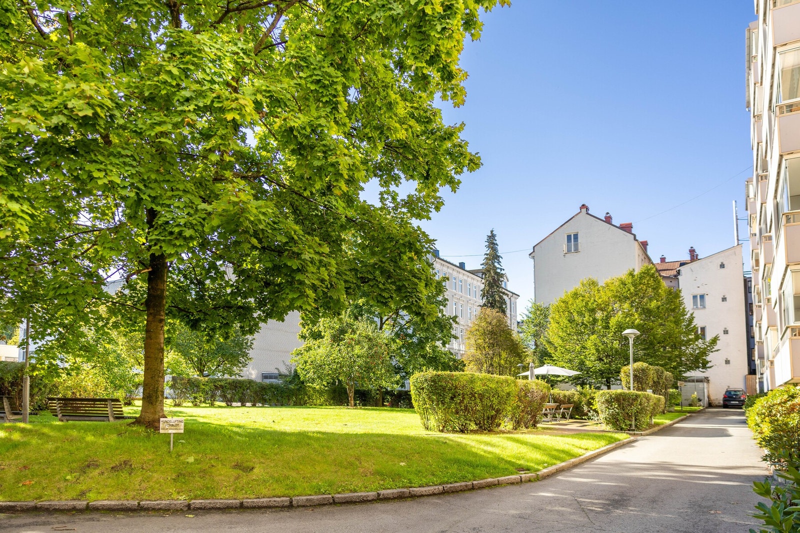 Det er mulig å leie parkeringsplass i borettslaget etter venteliste. Galleribilde