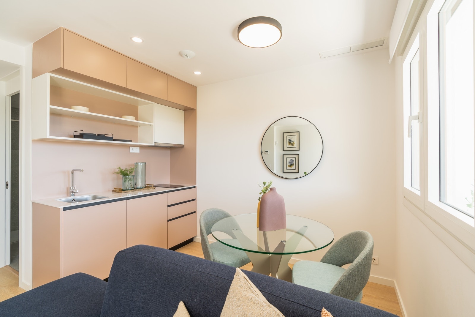 Underetg. kan faktisk fungere som en egen leilighet med bad og kjøkkenkrok og egen inngang! Galleribilde