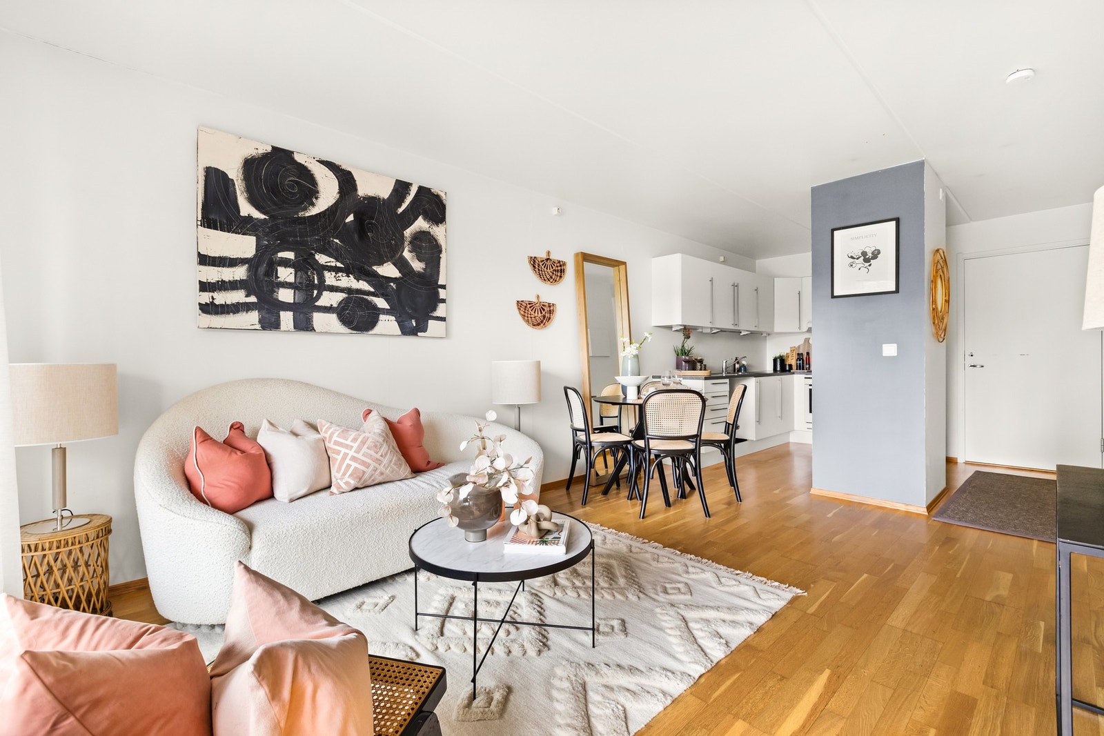 God plass til sofagruppe og spisebord i stuen Galleribilde