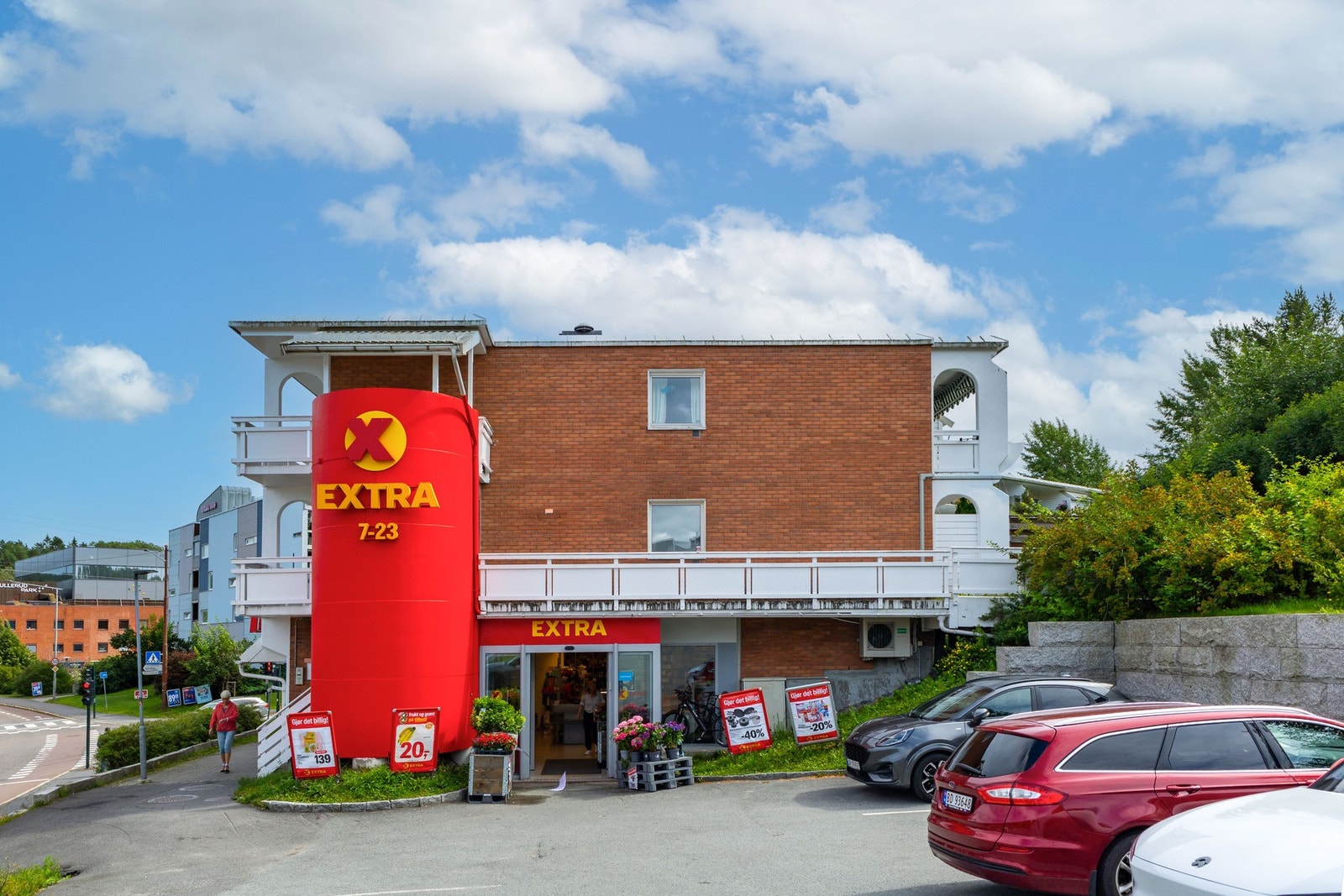 Kort vei til flere matbutikker hvorav Coop Extra og Rema 1000 i umiddelbar nærhet Galleribilde