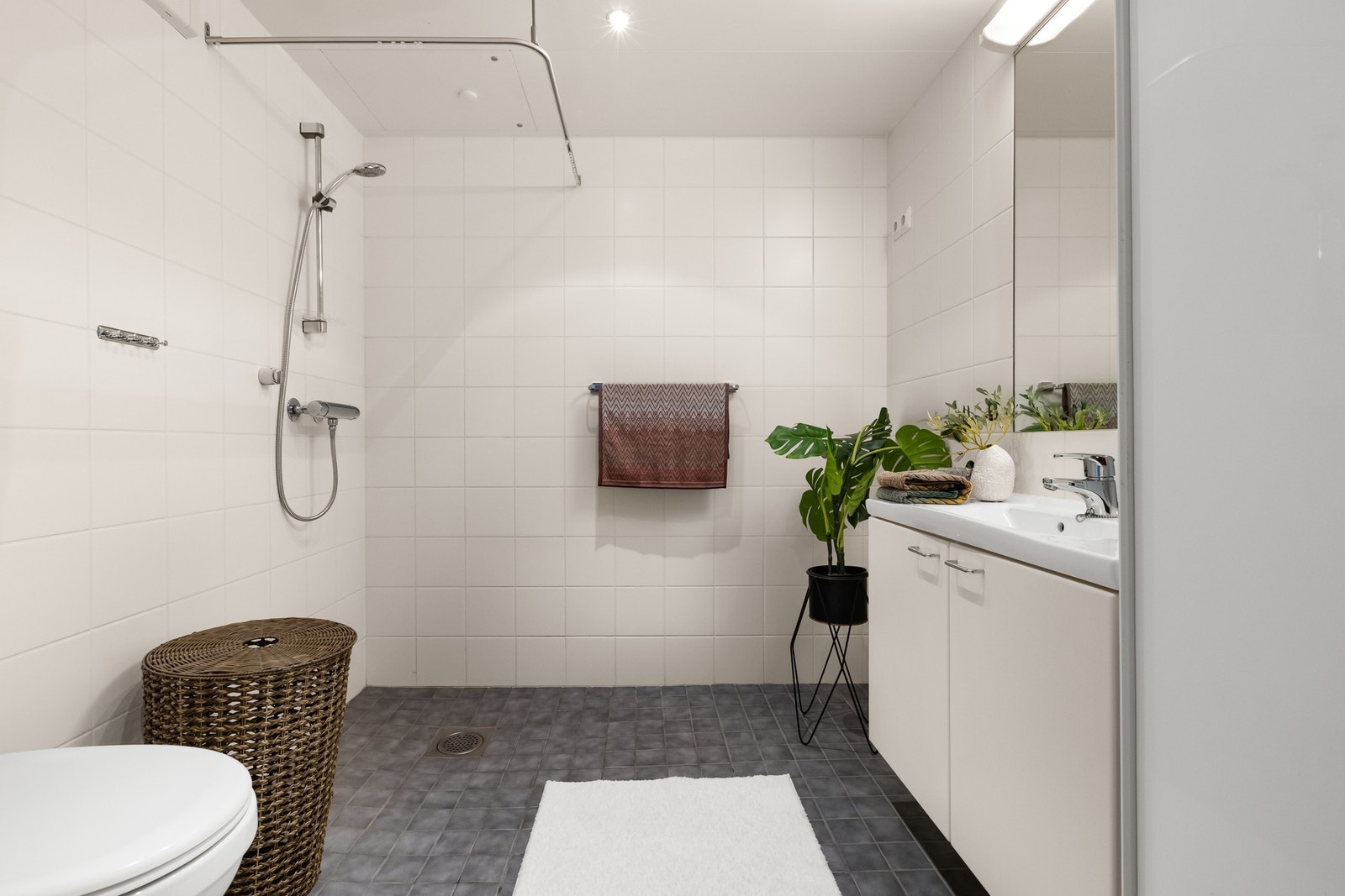 Pent og romslig bad med gulvvarme og downlights Galleribilde