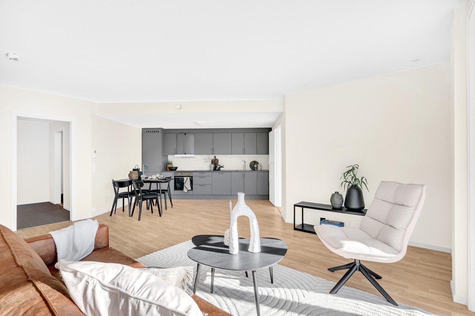 Leiligheten har en svært lys og åpen stue-/kjøkkenløsning på hele 34,5 kvm. Galleribilde