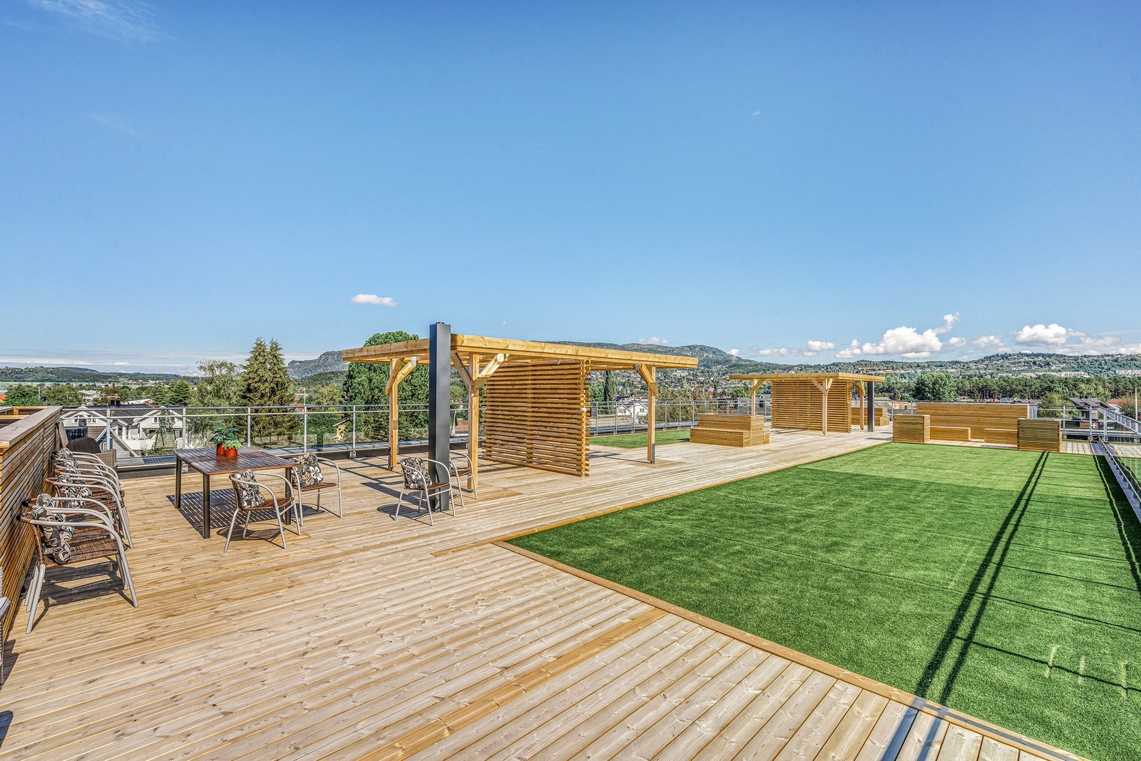 Takterrassen er privat for brukerne av bygget, og har flotte sol og utsiktsforhold. Galleribilde