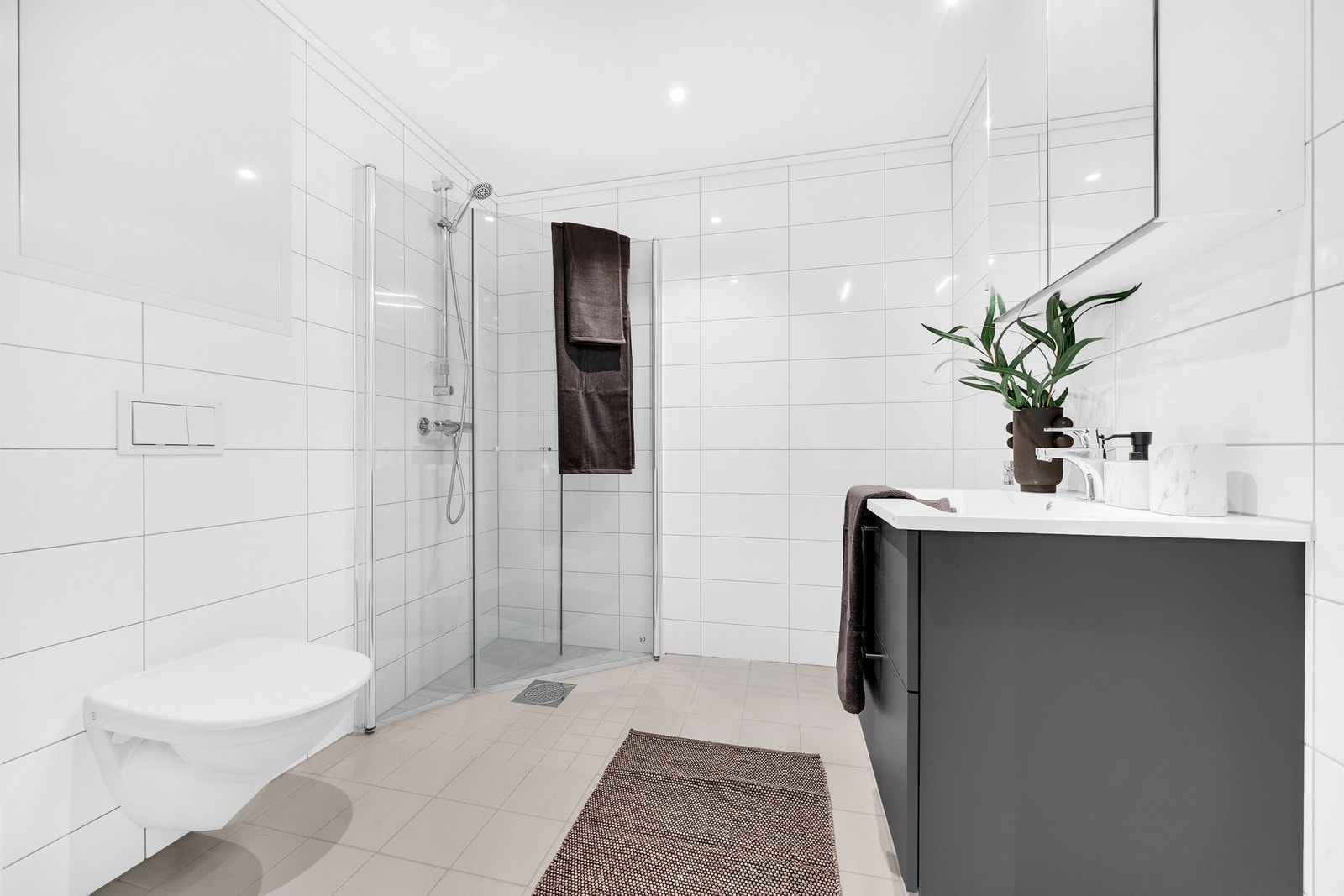 Moderne og helfliset bad utført med blant annet svært praktiske innfellbare dusjdører. Galleribilde