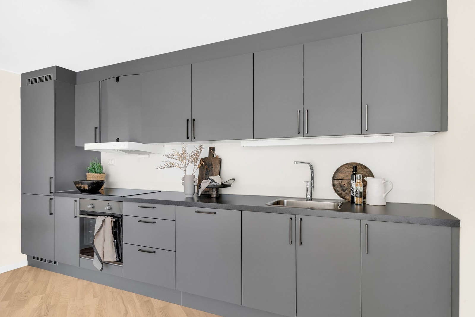 Kjøkkeninnredningen har en moderne og stilfull utførelse. Galleribilde