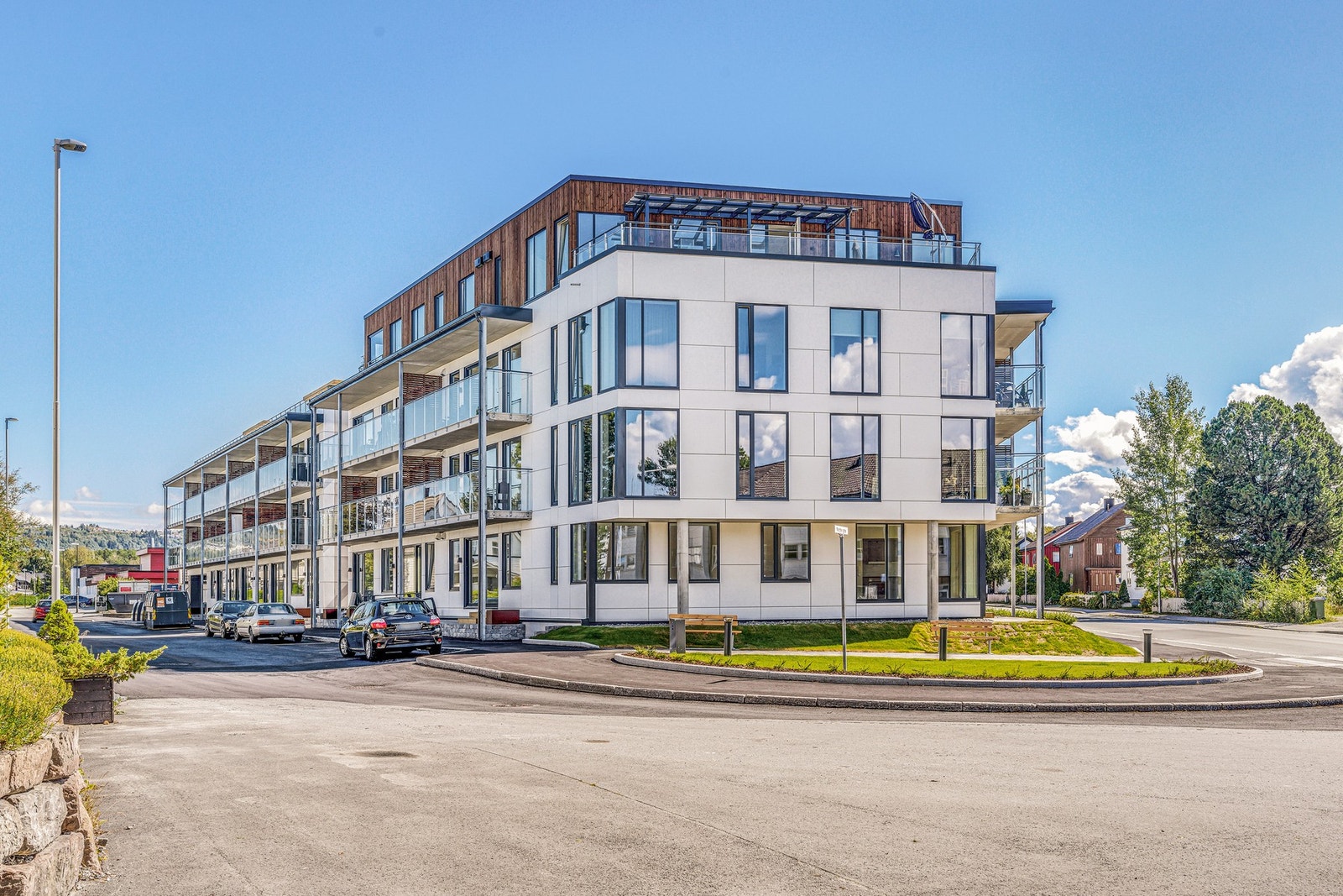 Fra eiendommen har man gangavstand til alle fasiliteter Stjørdal har å by på.
Det medfølger parkering og sportsbod i parkeringskjeller. Galleribilde